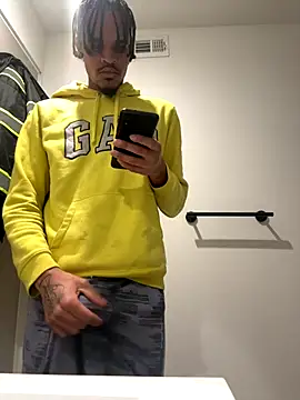 Snapshot of Mrmakeherwet_Tez chatting on December 17, 6:19 am Mrmakeherwet Tez online show from December 17, 6:19 am