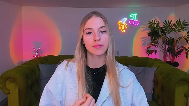 Snapshot of sassy_cutie chatting on November 28, 8:00 pm sassy cutie online show from November 28, 8:00 pm