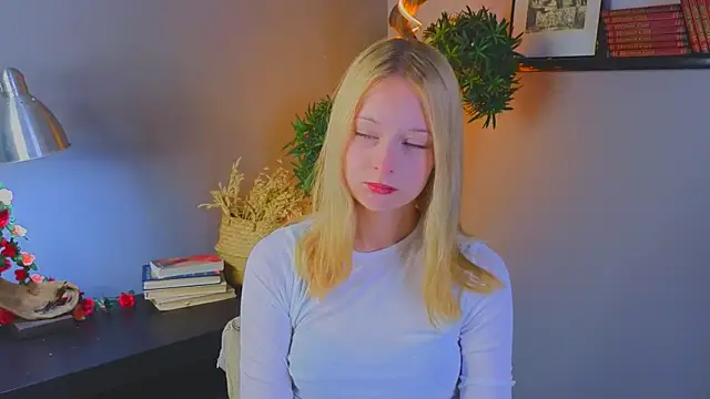 Snapshot of YungLyssy chatting on November 9, 3:05 am YungLyssy online show from November 9, 3:05 am