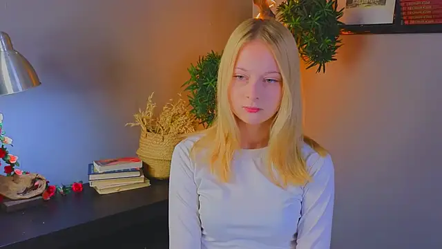 Snapshot of YungLyssy chatting on November 10, 2:43 am YungLyssy online show from November 10, 2:43 am