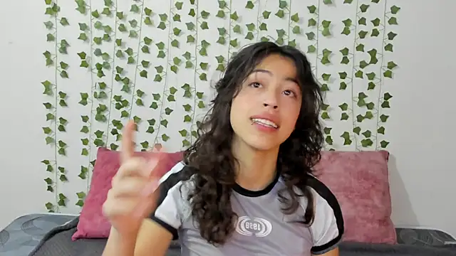 emily jonessxx online show from December 22, 12:02 pm