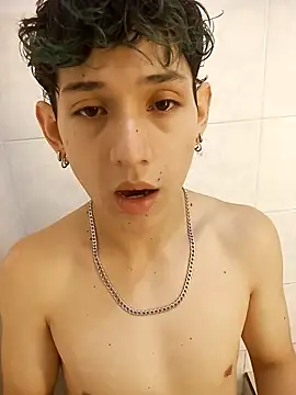 Snapshot of Yorsamm_and_friends chatting on October 26, 12:16 am Yorsamm and friends online show from October 26, 12:16 am