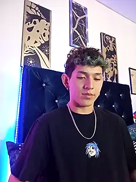 Snapshot of Yorsamm_and_friends chatting on October 27, 12:26 am Yorsamm and friends online show from October 27, 12:26 am