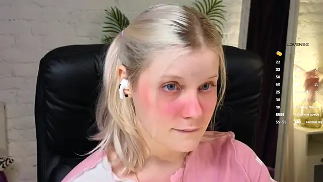 Snapshot of ShineJoan chatting on November 16, 10:04 pm ShineJoan online show from November 16, 10:04 pm