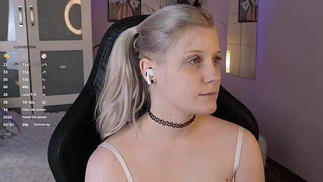 Snapshot of ShineJoan chatting on November 28, 10:01 pm ShineJoan online show from November 28, 10:01 pm