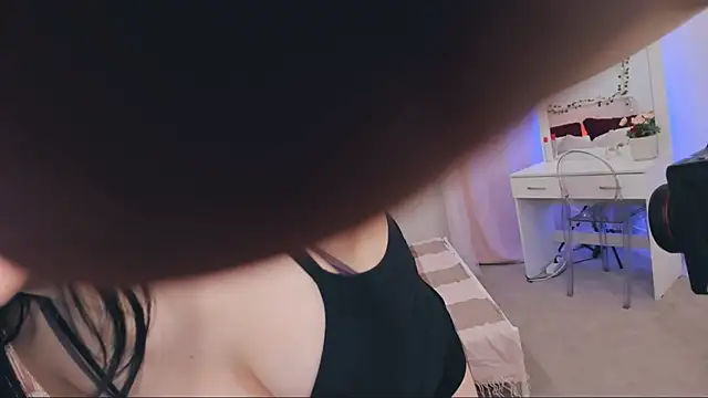 Snapshot of AriaThorn chatting on November 8, 11:10 am AriaThorn online show from November 8, 11:10 am