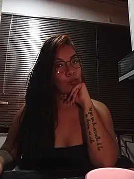 lili hiugs online show from October 23, 6:56 am