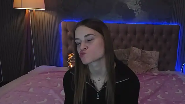 Snapshot of LuisaClover chatting on November 10, 1:43 pm LuisaClover online show from November 10, 1:43 pm