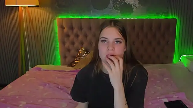 Snapshot of LuisaClover chatting on November 18, 2:43 pm LuisaClover online show from November 18, 2:43 pm