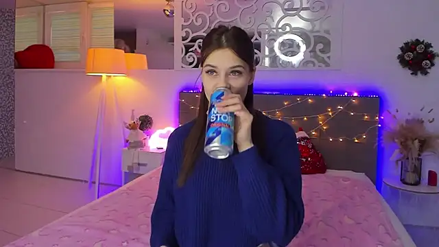 Snapshot of LuisaClover chatting on December 16, 1:16 pm LuisaClover online show from December 16, 1:16 pm