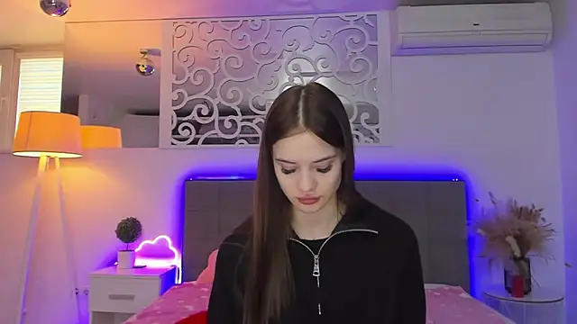 LuisaClover online show from February 17, 1:18 pm