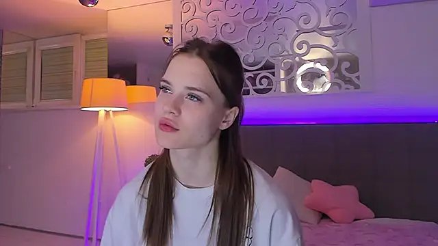 LuisaClover online show from March 1, 8:00 pm