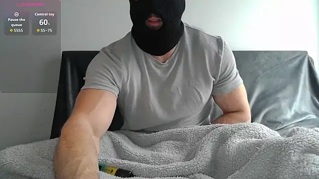 Snapshot of Masked_Bull38_Uk chatting on December 3, 9:51 am Masked Bull38 Uk online show from December 3, 9:51 am