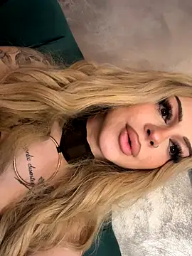 Snapshot of NovaPearl chatting on November 6, 11:15 pm NovaPearl online show from November 6, 11:15 pm