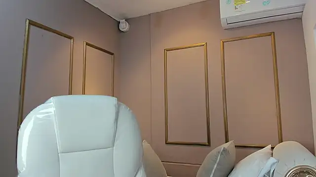 Snapshot of NahimiThompson chatting on November 24, 7:24 pm NahimiThompson online show from November 24, 7:24 pm