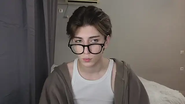 Snapshot of Oliver_star_boy_ chatting on October 25, 4:35 pm Oliver star boy online show from October 25, 4:35 pm