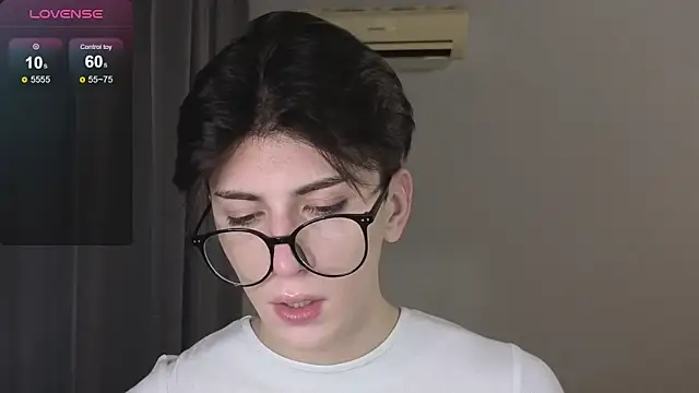 Snapshot of Oliver_star_boy_ chatting on November 26, 2:40 pm Oliver star boy online show from November 26, 2:40 pm