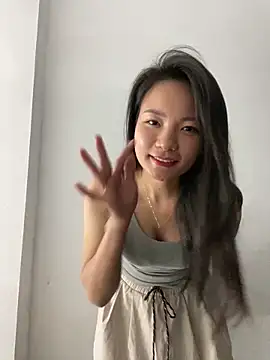 Bee Yellow00 online show from October 28, 5:04 pm