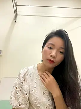 Bee Yellow00 online show from November 10, 4:33 am