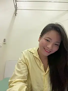 Bee Yellow00 online show from December 3, 4:31 am