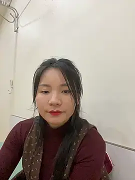 Bee Yellow00 online show from February 5, 5:01 am