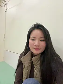 Bee Yellow00 online show from February 6, 5:12 am