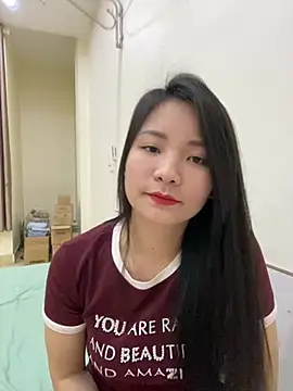 Bee Yellow00 online show from February 27, 4:56 am