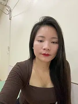 Bee Yellow00 online show from February 28, 4:46 am