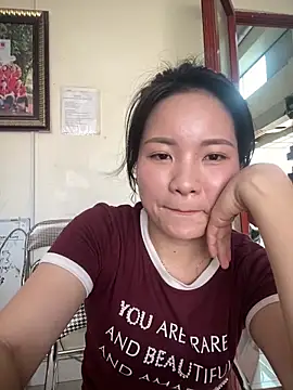 Bee Yellow00 online show from April 10, 8:19 am