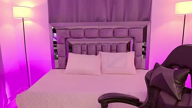 Snapshot of Bella_Clark2 chatting on October 31, 2:45 am Bella Clark2 online show from October 31, 2:45 am