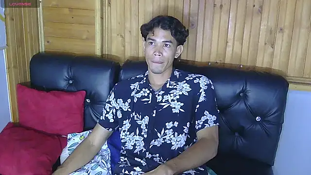 Snapshot of JackLauree chatting on October 30, 12:01 am JackLauree online show from October 30, 12:01 am