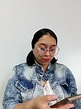 Snapshot of Caroline-17 chatting on December 4, 6:38 pm Caroline-17 online show from December 4, 6:38 pm