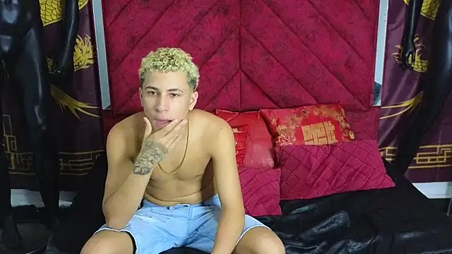 Snapshot of Horny_Duo0 chatting on October 28, 3:43 am Horny Duo0 online show from October 28, 3:43 am