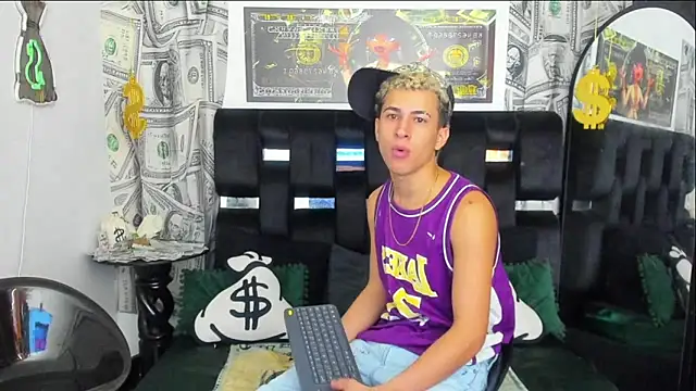 Snapshot of Horny_Duo0 chatting on November 10, 3:05 am Horny Duo0 online show from November 10, 3:05 am