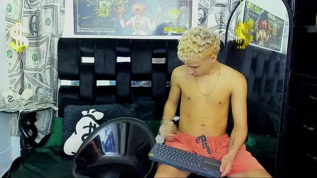 Snapshot of Horny_Duo0 chatting on November 16, 3:23 am Horny Duo0 online show from November 16, 3:23 am