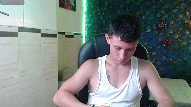 Snapshot of Garuo_18 chatting on November 19, 3:06 am Garuo 18 online show from November 19, 3:06 am