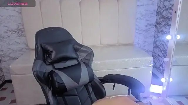 Snapshot of Cute_Martina_v chatting on November 9, 12:36 pm Cute Martina v online show from November 9, 12:36 pm