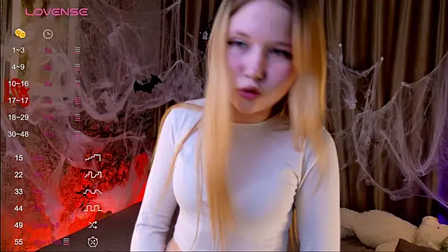 Snapshot of VivieSunn chatting on October 30, 9:44 am VivieSunn online show from October 30, 9:44 am