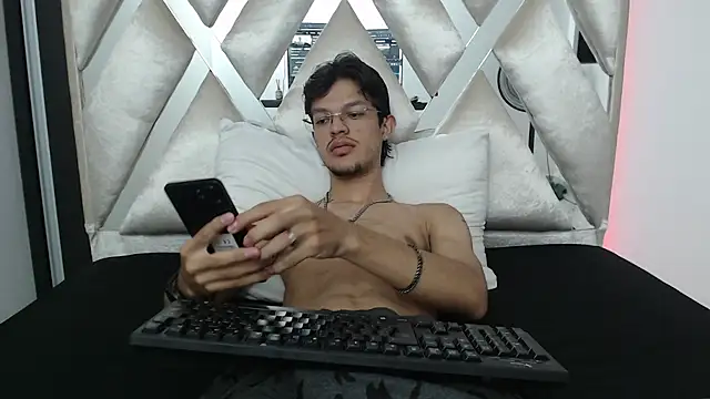 Snapshot of BrayanOconer08 chatting on November 16, 5:35 am BrayanOconer08 online show from November 16, 5:35 am