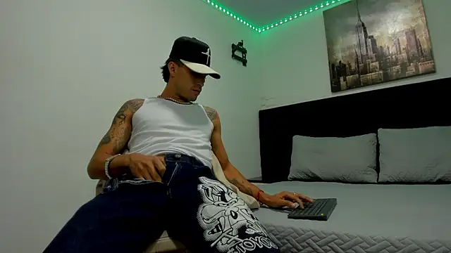 Snapshot of harold_777 chatting on October 26, 4:51 am harold 777 online show from October 26, 4:51 am