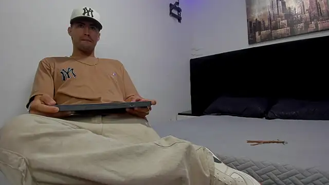 Snapshot of harold_777 chatting on October 27, 4:05 am harold 777 online show from October 27, 4:05 am