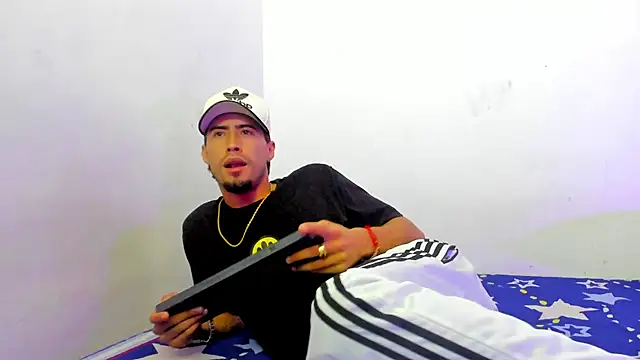 Snapshot of harold_777 chatting on December 3, 12:40 am harold 777 online show from December 3, 12:40 am