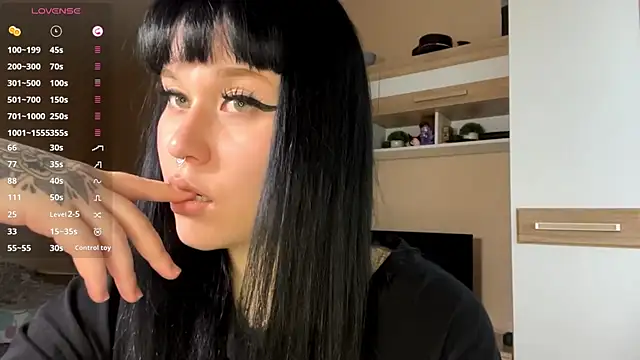 Snapshot of LaurenOveson chatting on November 10, 6:23 am LaurenOveson online show from November 10, 6:23 am