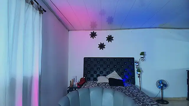 Snapshot of GiannaRoberts chatting on November 4, 12:04 pm GiannaRoberts online show from November 4, 12:04 pm