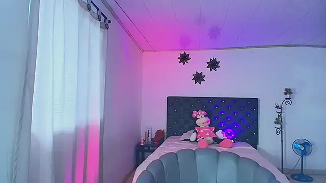 Snapshot of GiannaRoberts chatting on November 10, 12:15 pm GiannaRoberts online show from November 10, 12:15 pm