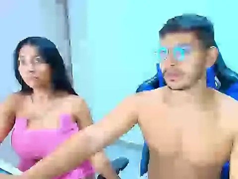 Snapshot of sophia_and_alex chatting on October 26, 3:23 am sophia and alex online show from October 26, 3:23 am