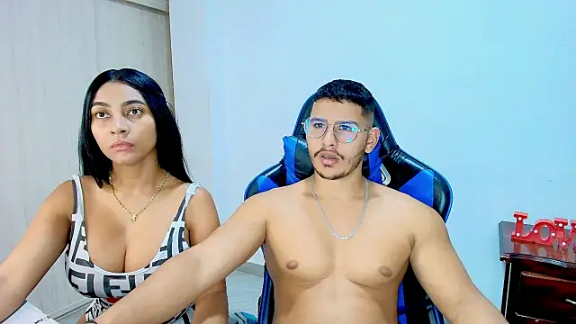 Snapshot of sophia_and_alex chatting on December 20, 10:50 pm sophia and alex online show from December 20, 10:50 pm