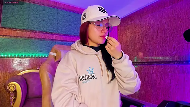 Snapshot of Ale_sweety_ chatting on December 3, 12:36 pm Ale sweety online show from December 3, 12:36 pm