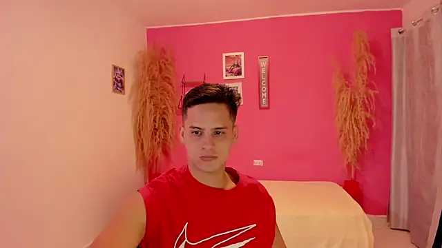 Snapshot of elmasmas01 chatting on November 6, 8:32 pm elmasmas01 online show from November 6, 8:32 pm