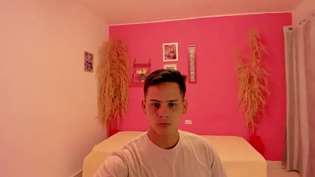 Snapshot of elmasmas01 chatting on November 12, 10:09 pm elmasmas01 online show from November 12, 10:09 pm